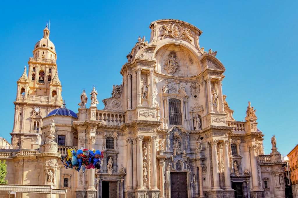 "Fachada de la Santa Iglesia Catedral de Santa María en Murcia España bajo el cielo azul"